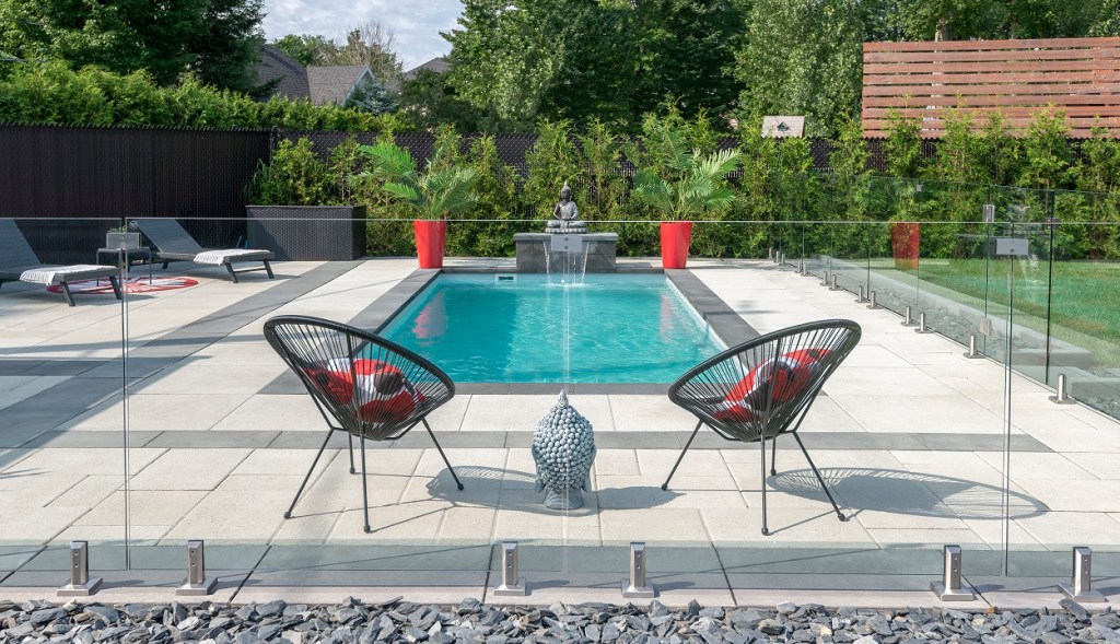 LES AVANTAGES DE LA PISCINE EN FIBRE DE&nbsp;VERRE